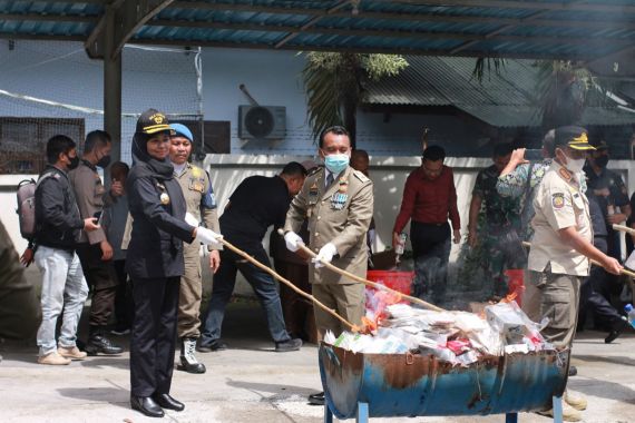 Bea Cukai Gelar Pemusnahan Barang Bukti Eks Penindakan di Pontianak dan Mataram, Ini Perinciannya - JPNN.COM