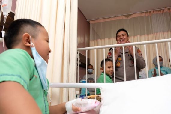 Melihat Wajah Irjen Iqbal, Dua Anak Penderita Rapuh Tulang Langsung Semringah - JPNN.COM