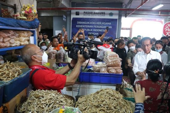 Jokowi Blusukan ke Pasar Badung Bali, Lalu Melakukan Hal Ini - JPNN.COM