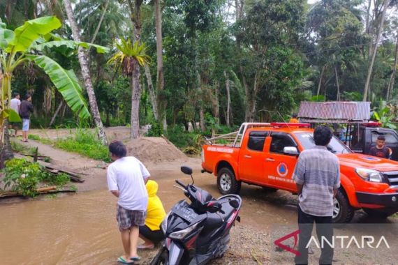 Hendak Menolong Warga Terkepung Banjir di Solok, Jerry Dipatuk Ular, Langsung Dilarikan ke RS - JPNN.COM