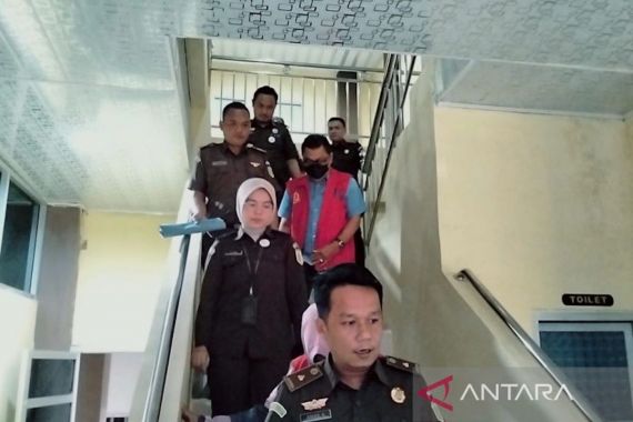 Kejari Bengkulu Selatan Tahan 2 Tersangka Korupsi Dana Kesra - JPNN.COM