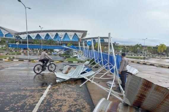 Cuaca Ekstrem, Kanopi Bandara Supadio Roboh - JPNN.COM