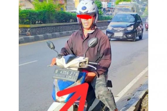 Viral, Aksi Ekshibisionis di Pinggir Jalan Bekasi, Sontoloyo - JPNN.COM