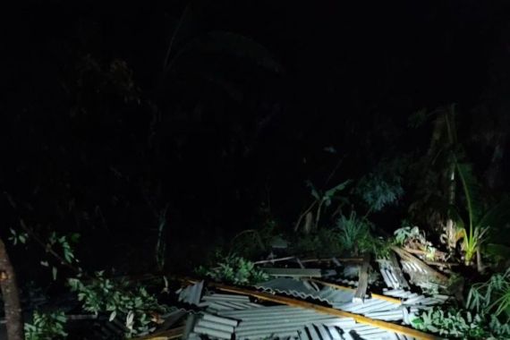73 Rumah Warga di OKU Rusak Diterjang Angin Puting Beliung - JPNN.COM