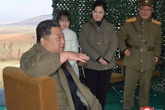 Pertama!!! Kim Jong-un Pamer Anak Perempuannya di Uji Coba Rudal - JPNN.COM