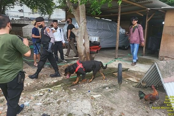 Gerebek Kampung Boncos, Polisi Terjunkan Anjing Pelacak, Ini Hasilnya - JPNN.COM
