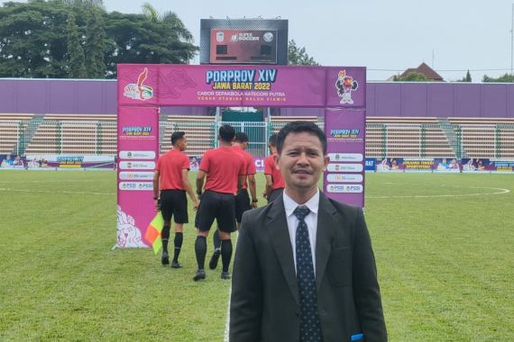 Status PPPK Masih Diperjuangkan, Guru Honorer Menyambi Jadi Pengawas Pertandingan Sepak Bola  - JPNN.COM