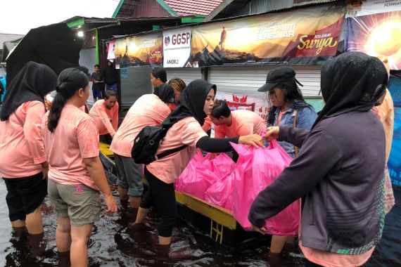 Mak Ganjar Terobos Hujan Untuk Serahkan Bantuan kepada Korban Banjir di Palangkaraya - JPNN.COM