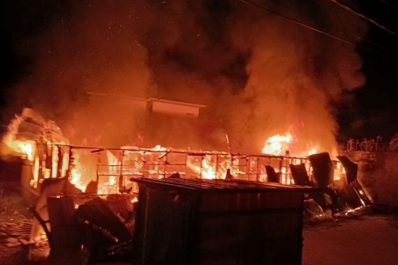 5 Petak Rumah di Tabing Kota Padang Terbakar, Sebegini Kerugiannya - JPNN.COM