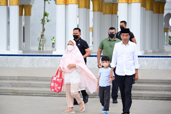 Jokowi dan Iriana Ajak Jan Ethes ke Masjid Sheikh Zayed, Lihat Gaya Mereka - JPNN.COM