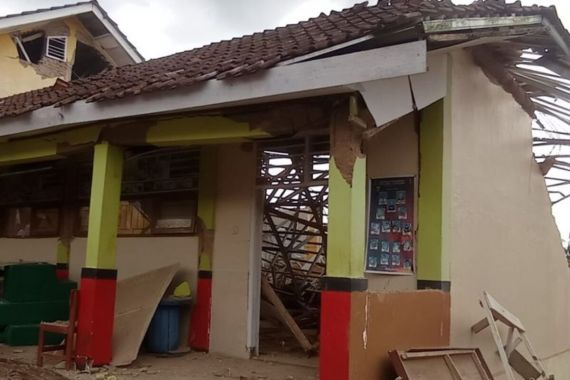 Gempa Cianjur: Sekolah Ini Rusak Parah, 12 Siswa Terluka - JPNN.COM