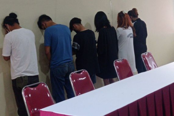 Detik-Detik Polisi Bongkar Prostitusi Online di Hotel OYO Palembang, Duh, Ada Itu - JPNN.COM