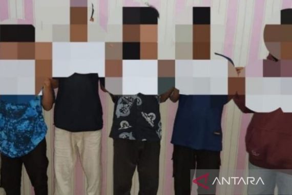 5 Pelajar Penganiaya Ibu Paruh Baya di Tapsel Ditangkap Polisi, Rasain - JPNN.COM