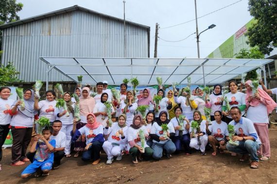 Bersama Sukarelawan Ganjar, Puluhan Warga Cengkareng Ikut Program Petani Kota - JPNN.COM