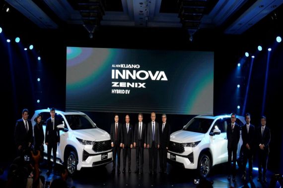 Toyota Kijang Innova Zenix Hybrid Meluncur, Harganya Mulai Rp 450 Jutaan - JPNN.COM
