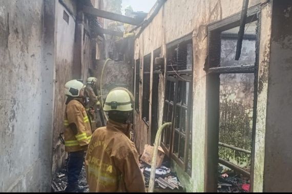 Kebakaran Rumah Kontrakan di Jakarta Timur, Pak Pepen Mengalami Luka Bakar - JPNN.COM