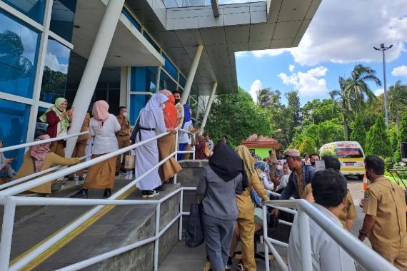 Gempa Terasa Kuat di Bekasi, Pegawai Kantoran Berhamburan Keluar - JPNN.COM