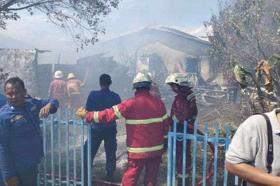 Kebakaran Gudang Spritus di Pekanbaru, Seorang Petugas Damkar Tewas - JPNN.COM