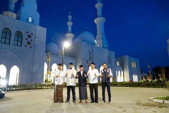 Yandri Susanto Mengagumi Masjid Raya Sheikh Zayed: Bukti Kuatnya Hubungan Indonesia – UEA - JPNN.COM