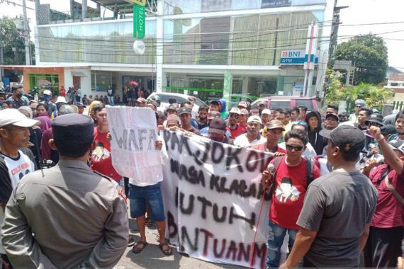 Minta Kades Klatakan Jadi Tahanan Kota, Ratusan Warga Demo di PN Jember - JPNN.COM