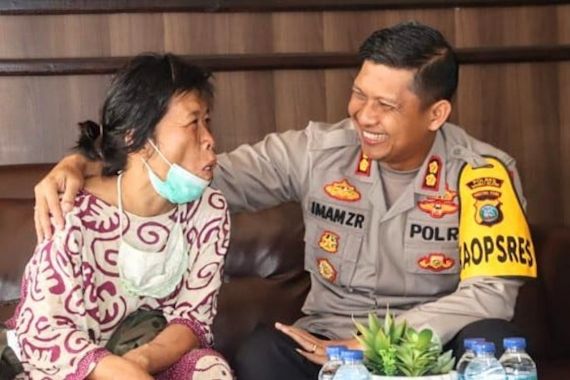 Lihat, Inilah Wanita Lansia yang Dianiaya 6 Pelajar di Tapsel, Dirangkul Kapolres - JPNN.COM