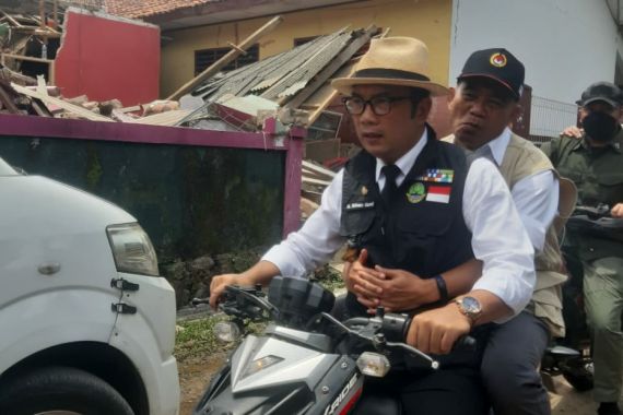 Menko Muhadjir Naik Motor dengan Kang Emil ke Lokasi Gempa Cianjur, Bantuan Mengalir  - JPNN.COM