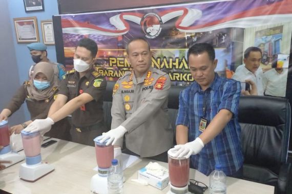 Polrestabes Palembang Memblender 2 Kilogram Sabu-Sabu dari Malaysia - JPNN.COM