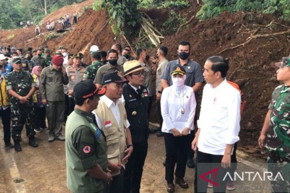 Tiba di Cianjur, Jokowi Minta Jajarannya Dahulukan Evakuasi Korban Gempa - JPNN.COM