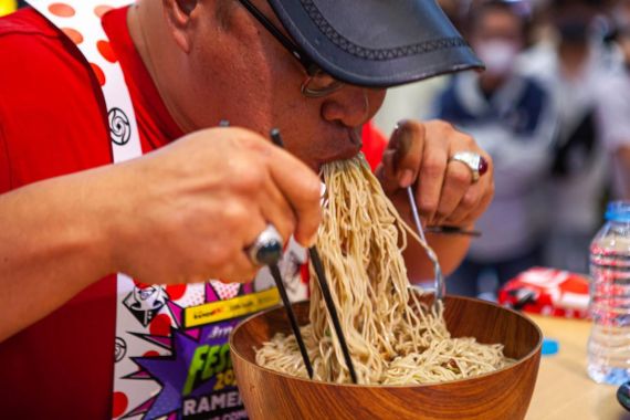 40 Peserta Ikuti Lomba Makan Ramen di RamenYa, Ini Juaranya - JPNN.COM