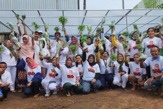 Bantu Kelompok Tani Perkuat Pangan, Orang Muda Ganjar Beri 1.200 Lubang Tanam Sayur Hidroponik - JPNN.COM