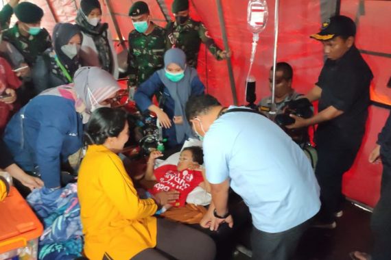 Gempa Cianjur: Ajka Maulana Malik Selamat setelah 3 Hari Terjebak di Reruntuhan, Ibunya - JPNN.COM