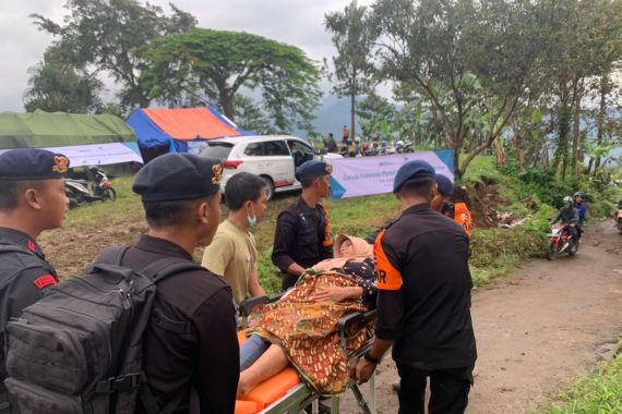 Gegara Jalur Terputus, Brimob Evakuasi Korban Gempa Cianjur Pakai Tandu - JPNN.COM