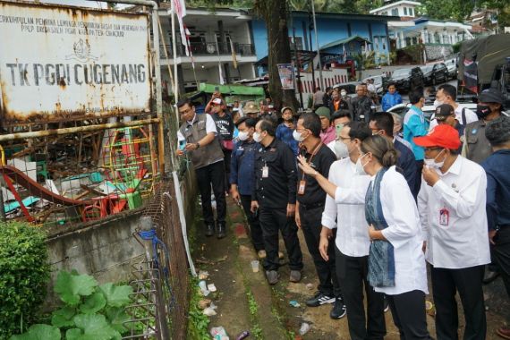 Rosi Terpukul Melihat Bangunan Sekolah di Cianjur Rata Tanah - JPNN.COM