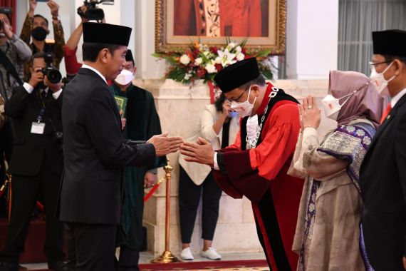 Sah, Jokowi Lantik Guntur Hamzah sebagai Hakim Konstitusi Meski Dianggap Kontroversial - JPNN.COM