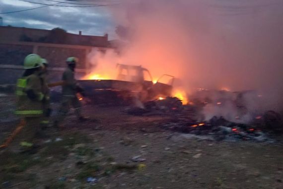 Warga Membakar Sampah, Mobil Pikap Juga Ikut Terbakar, Waduh - JPNN.COM