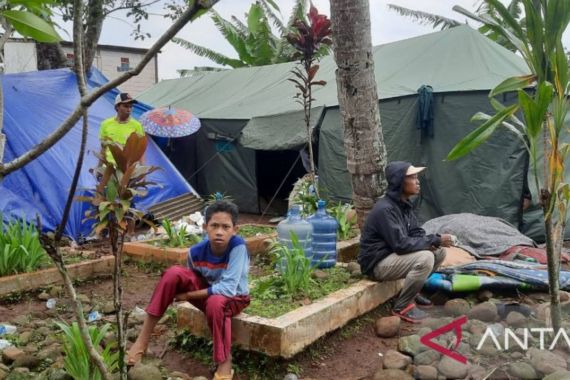 Tidur di Tanah Kuburan, Korban Gempa Cianjur: Sudah Enggak Ada Tempat Lagi - JPNN.COM