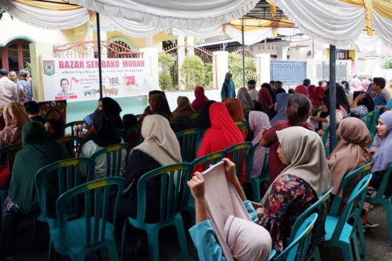 Sukarelawan UKM Sahabat Sandi di Bima Gelar Bazar Sembako Murah - JPNN.COM