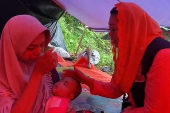 Datangi Desa di Cianjur Ini, Yenny Wahid Keluhkan Lambatnya Bantuan hingga Evakuasi Bayi - JPNN.COM