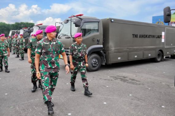 Prajurit TNI AL Surabaya Memperkuat Satgas Siaga Bencana Alam Cianjur - JPNN.COM