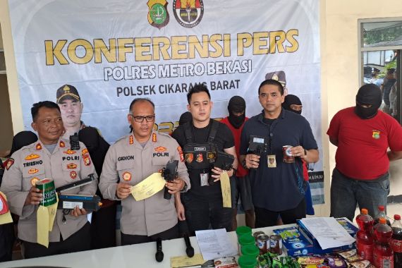 Polisi Sikat Pengedar Makanan & Minuman Kedaluwarsa di Bekasi, Barbuk Sampai 1 Ton - JPNN.COM