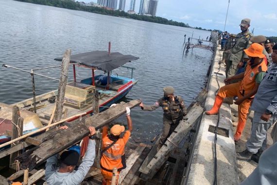 Bakamla RI Tertibkan Dermaga Liar di Kawasan Pantai Utara Jakarta - JPNN.COM