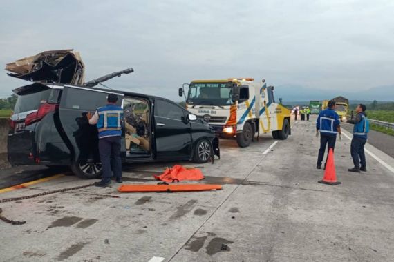 Kecelakaan Maut di Tol Semarang-Solo, Alphard Tabrak Truk, Banyak yang Tewas - JPNN.COM