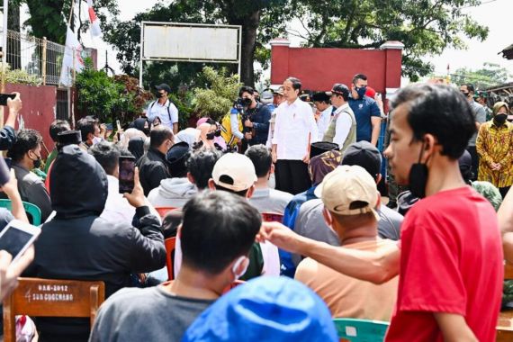 Jokowi Datang Lagi ke Lokasi Gempa di Cianjur, Ingatkan Jajarannya soal Prioritas Evakuasi - JPNN.COM