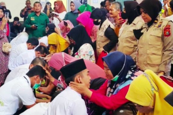 Anak Buah Irjen M Iqbal Datangi RSJ Tampan, Pasien Rehab Narkoba Berurai Air Mata - JPNN.COM