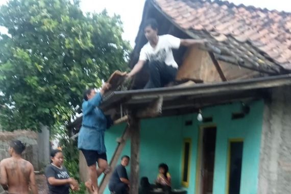 Puluhan Rumah di Bekasi Rusak Diterjang Angin Puting Beliung, Begini Kondisinya - JPNN.COM