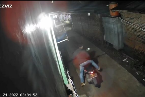 Viral, Aksi Pencurian Motor di Bekasi Terekam CCTV, Lihat Tuh! - JPNN.COM