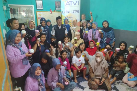 Dosen ATVI Berikan Literasi Digital kepada Ibu-ibu Rumah Tangga - JPNN.COM