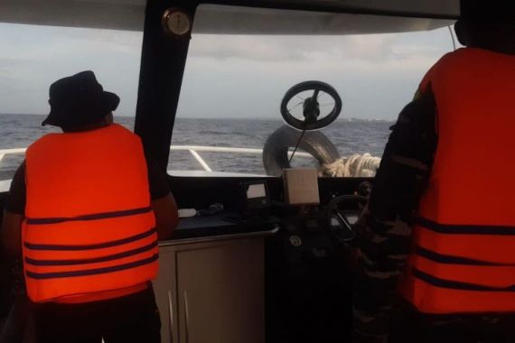 Kapal Dihantam Ombak, Nelayan Meranti Hilang, Tim SAR Terus Bergerak - JPNN.COM
