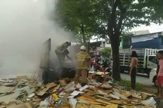 Gegara Puntung Rokok, Bak Truk Terbakar di Jakarta Timur, Lihat Tuh - JPNN.COM