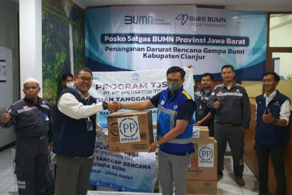 PT PP Salurkan Berbagai Bantuan Kepada Para Korban Gempa di Cianjur - JPNN.COM